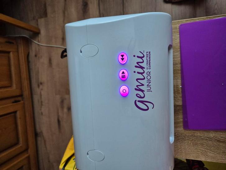 Te koop een elektrische stansmachine gemini junior, Hobby en Vrije tijd, Kaarten | Zelf maken, Zo goed als nieuw, Overige typen