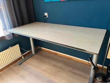 Gispen bureau beschikbaar voor biedingen
