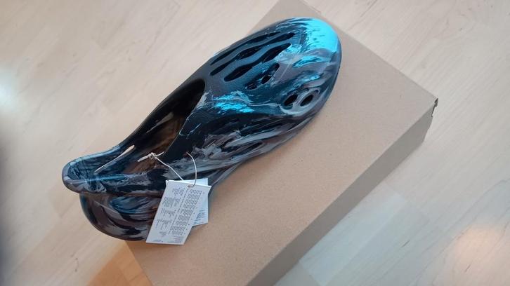 adidas Yeezy Foam Runner “MX Carbon” – maat 46, Kleding | Heren, Schoenen, Nieuw, Zwart, Ophalen of Verzenden