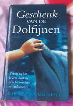 Geschenk van de dolfijnen (waargebeurd, dolfijnthearpie), Boeken, Ophalen of Verzenden, Gelezen