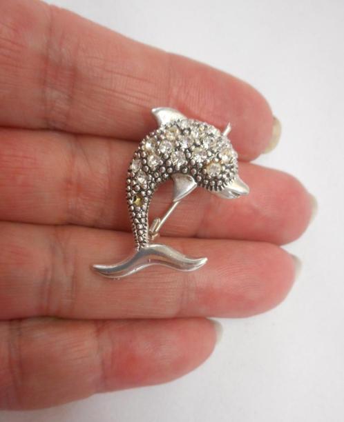 Zilveren broche / hanger dolfijn met steentjes nr.721, Sieraden, Tassen en Uiterlijk, Broches, Gebruikt, Zilver, Zilver, Minder dan 4 cm