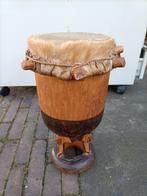 Vintage djembe. Afrikaanse trommel/drum met houtsnijwerk., Muziek en Instrumenten, Trommel, Gebruikt, Ophalen