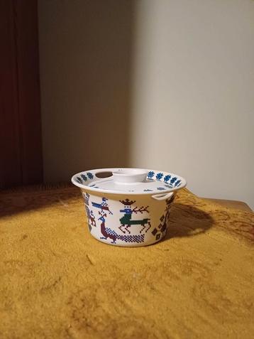 Leuke schaal met borduur motiefjes beschikbaar voor biedingen