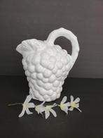 Italiaanse witte kan met druif motief, Wit, Aardewerk of Porselein, Ophalen of Verzenden, Zo goed als nieuw