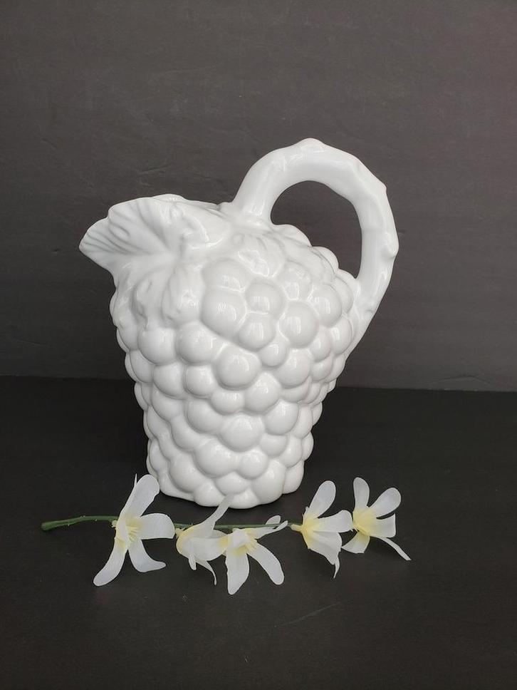 Italiaanse witte kan met druif motief, Huis en Inrichting, Woonaccessoires | Vazen, Zo goed als nieuw, Wit, Minder dan 50 cm, Aardewerk of Porselein