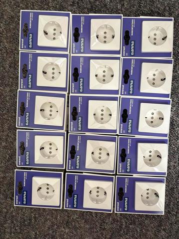16 Gamma Everest Wandcontactdozen (1 met schakelaar) beschikbaar voor biedingen