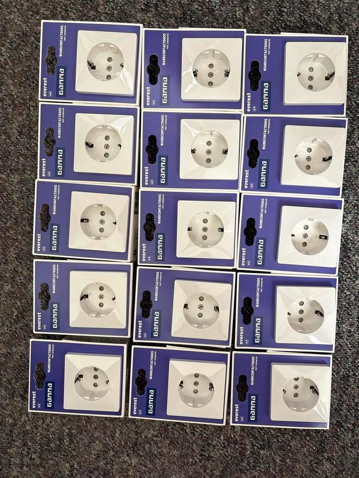 16 Gamma Everest Wandcontactdozen (1 met schakelaar), Doe-het-zelf en Verbouw, Elektra en Kabels, Nieuw, Stopcontact, Ophalen