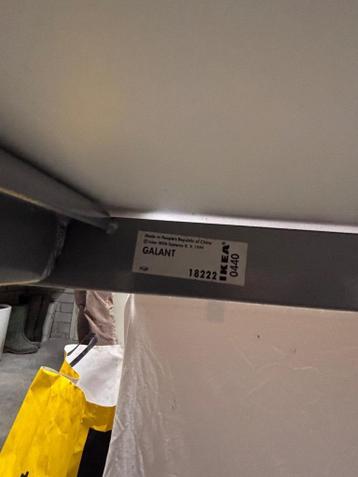 Net Wit IKEA Galant Bureau met Grijs onderstel - afbeelding 3