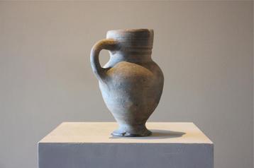 Bodevondst - middeleeuwse steengoed kruik 14e eeuw beschikbaar voor biedingen