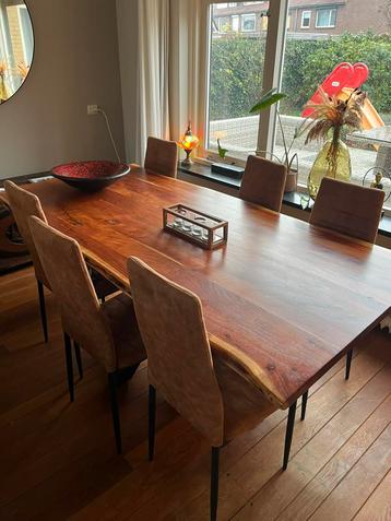 Prachtige Living Edge eettafel beschikbaar voor biedingen