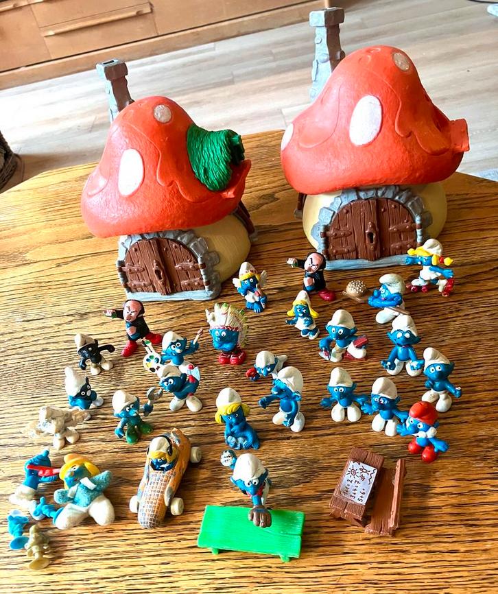 Twee Schleich smurfenhuisjes, 24 vintage smurfen (1965-1983), Verzamelen, Smurfen, Gebruikt, Gebruiksvoorwerp, Verschillende Smurfen