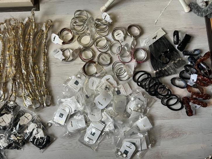 restpartij met sieraden. armbanden kettingen en ringen, Diversen, Rommelmarktspullen, Nieuw, Ophalen of Verzenden