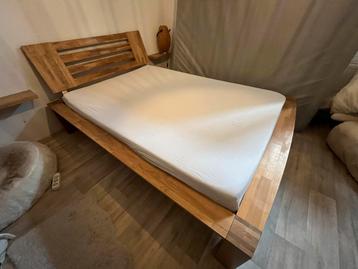 Houten bed met lattenbodem en matras- Tweepersoons beschikbaar voor biedingen