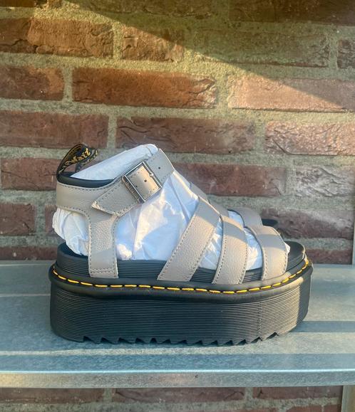 Dr. Martens Blaire Quad platform sandalen 38 & 39, Kleding | Dames, Schoenen, Nieuw, Sandalen of Muiltjes, Grijs, Ophalen of Verzenden