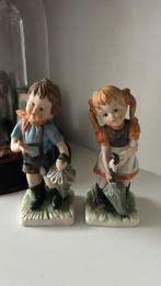 2 oude beeldjes jongetje en meisje, Antiek en Kunst, Ophalen of Verzenden