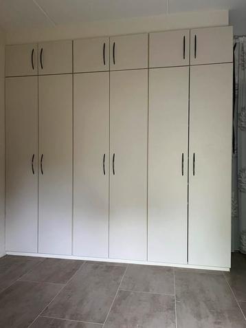 Ruime Bribus kastenwand met veel opbergruimte beschikbaar voor biedingen