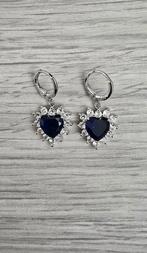 Zilveren hartjes oorbellen met geslepen saffier (925), Sieraden, Tassen en Uiterlijk, Oorbellen, Met kristal, Hangers, Blauw, Ophalen of Verzenden