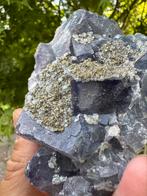Paars blauwe fluoriet met kwarts en pyriet, Verzamelen, Mineralen en Fossielen, Ophalen of Verzenden, Mineraal