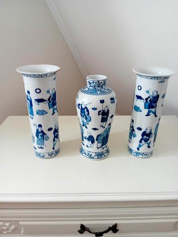 Drie Delfts Blauwe Vazen met Figuren beschikbaar voor biedingen