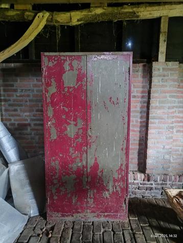 Oude metalen kast - industrieel beschikbaar voor biedingen