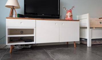 Scandinavisch dressoir/ tv-kastje. Eiken hout beschikbaar voor biedingen
