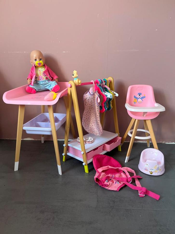 Baby born pop met kinderstoel, verschoontafel en kledingrek, Kinderen en Baby's, Speelgoed | Poppen, Gebruikt, Babypop, Ophalen