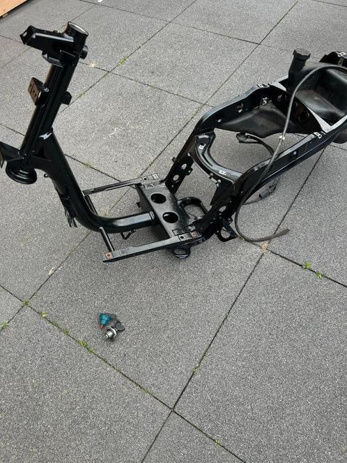Te koop! Zip frame met gele plaat, Fietsen en Brommers, Brommeronderdelen | Scooters, Gebruikt, Piaggio, Frame, Ophalen of Verzenden