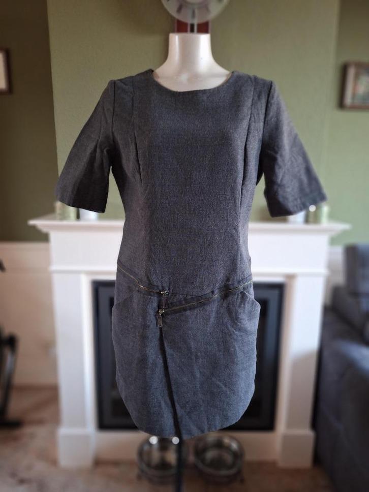 Caroline Biss korte warme grijze jurk mt 44  met ritsjes, Kleding | Dames, Jurken, Gedragen, Maat 42/44 (L), Grijs, Boven de knie