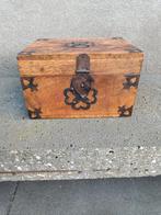 Vintage houten sieradenkistje met ijzeren beslag., Minder dan 50 cm, 50 tot 100 cm, Ophalen of Verzenden, Zo goed als nieuw