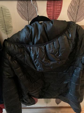 Zwart jasje met capuchon van H&M beschikbaar voor biedingen