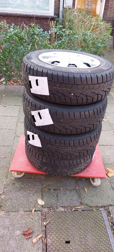 Winterbanden steek 4x100 met wieldoppen, Auto diversen, Autosport-onderdelen, Gebruikt, Ophalen