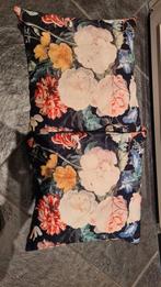 2 gebloemde kussens, Ophalen of Verzenden, Zo goed als nieuw, Zwart, Vierkant