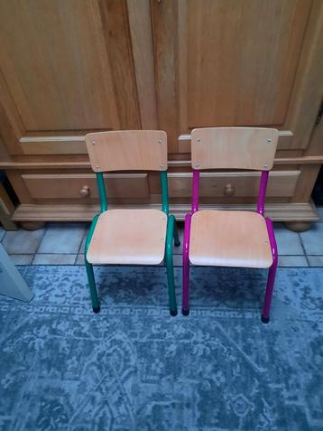 Twee peuter kleuterstoeltjes roze cyclaam en duplo groen  beschikbaar voor biedingen