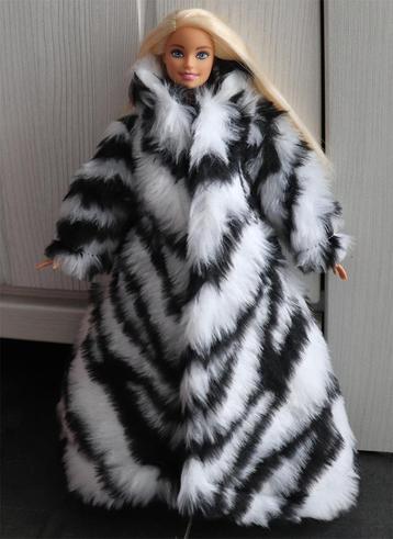 Barbie kleding nieuw - Lange jas bontjas zebra wit zwart beschikbaar voor biedingen