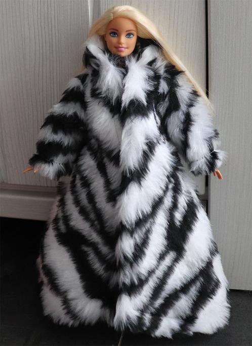 Barbie kleding nieuw - Lange jas bontjas zebra wit zwart, Kinderen en Baby's, Speelgoed | Poppen, Nieuw, Barbie, Ophalen of Verzenden