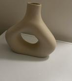 Vaas, beige, H en M home, Overige kleuren, Aardewerk of Porselein, Ophalen of Verzenden, Zo goed als nieuw