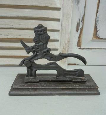 Gietijzeren notenkraker  beschikbaar voor biedingen