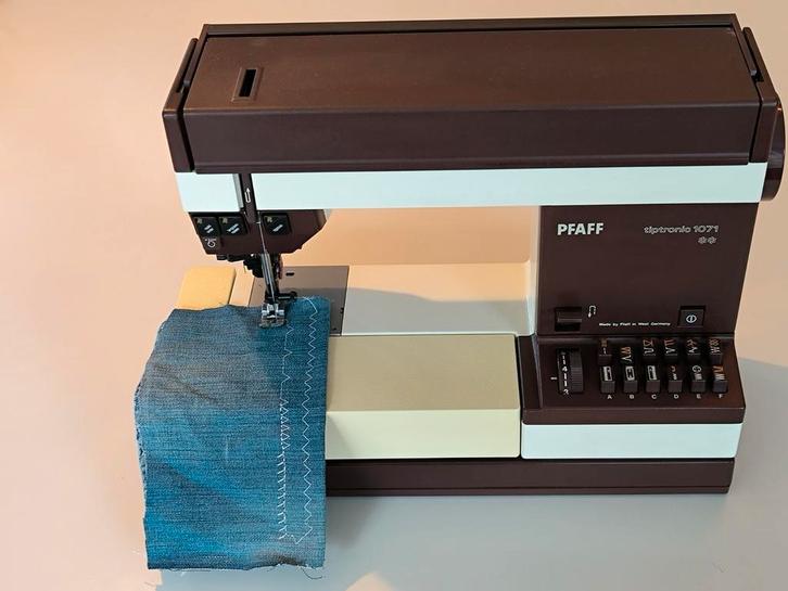 Pfaff 1071 Tiptronic IDT in Topstaat & Compleet, Hobby en Vrije tijd, Naaimachines en Toebehoren, Zo goed als nieuw, Naaimachine