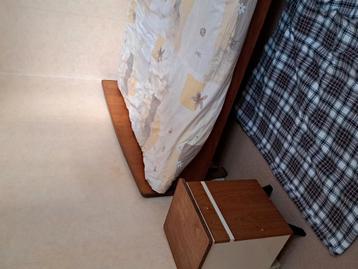 GRATIS Retro bed met nachtkastje, jaren 60 beschikbaar voor biedingen