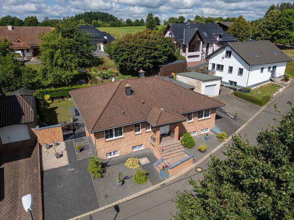 Grote moderne Bungalow in de Eifel te koop € 525.000, Huizen en Kamers, Buitenland, Duitsland, Woonhuis, Dorp, Verkoop zonder makelaar