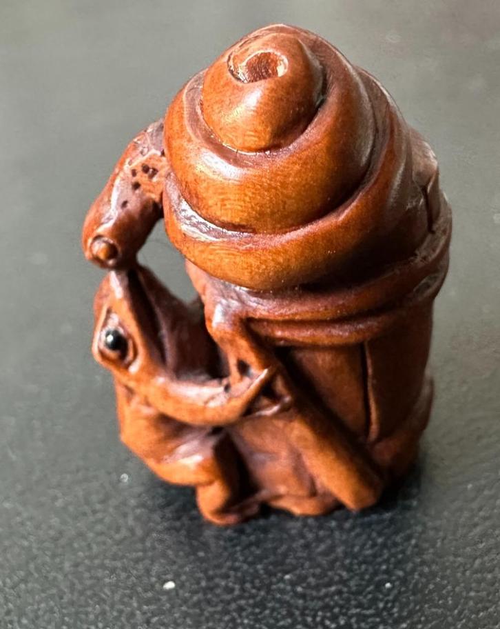 Ojime in buxushout van een kikker en een slak op een ton, Antiek en Kunst, Kunst | Niet-Westerse kunst, Verzenden