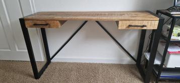 Mangohouten bureau met zwart metalen onderstel beschikbaar voor biedingen