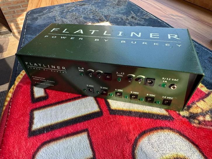 Burkey Flatliner Trafo gescheiden voeding + AC outlet, Muziek en Instrumenten, Effecten, Gebruikt, Chorus, Delay of Echo, Distortion, Overdrive of Fuzz