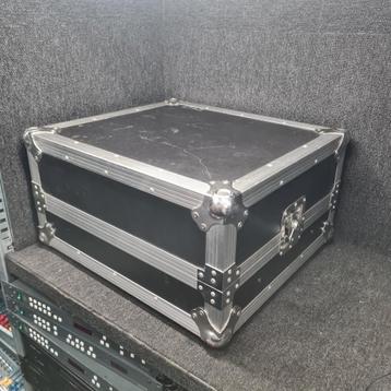 FLIGHTCASE voor 19 inch mixer / mengpaneel

 beschikbaar voor biedingen