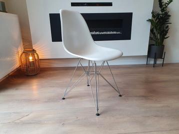 8 x Vitra Eames DSR Design Stoelen Wit sidechair beschikbaar voor biedingen