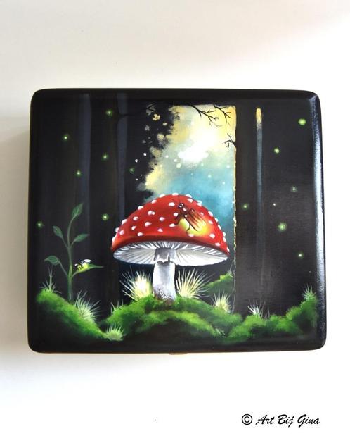 Op een grote paddenstoel.... Uniek hand beschilderd kistje, Antiek en Kunst, Kunst | Overige Kunst, Ophalen of Verzenden