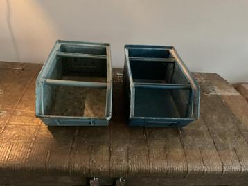 Stoere industriele metalen opberg bakken beschikbaar voor biedingen