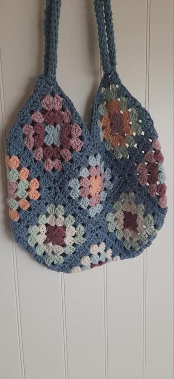 Handgemaakte Granny Square Gehaakte Tas beschikbaar voor biedingen