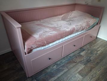 In goede staat: Ikea roze Hemnes bed beschikbaar voor biedingen