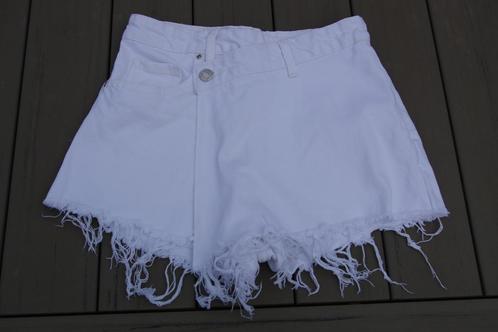 Pull&Bear korte broek wit spijkerstof maat EUR 34, Kleding | Dames, Spijkerbroeken en Jeans, Zo goed als nieuw, W27 (confectie 34) of kleiner